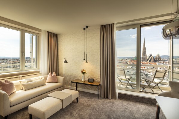 Suite (St. Stephen's cathedral view) | Wohnbereich | Flachbildfernseher