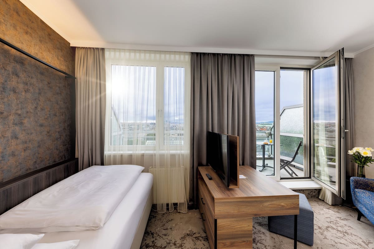 Kamar Single Panorama, patio, pemandangan kota | 1 kamar tidur, minibar, brankas, dan meja kerja
