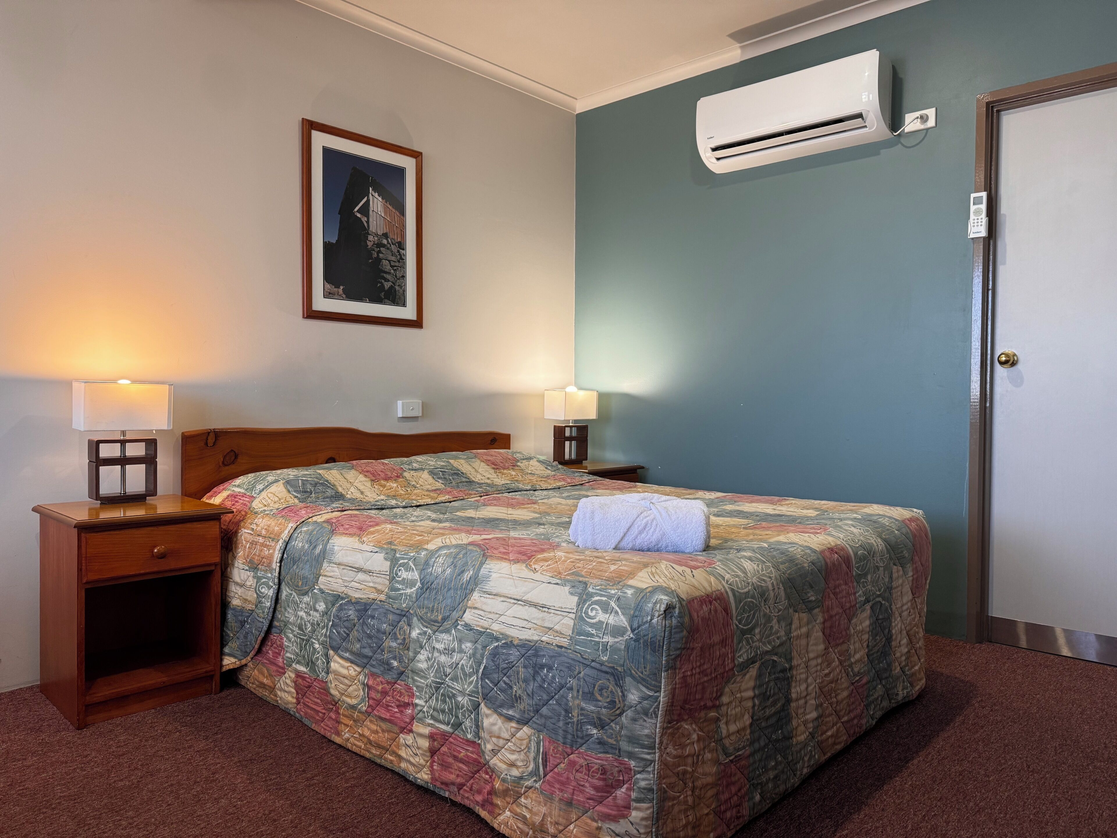 Een strijkplank/strijkijzer, gratis wifi, beddengoed