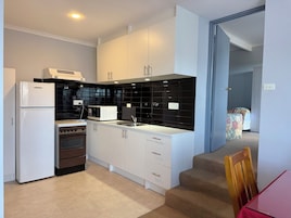 Apartamento standard, 2 quartos, cozinha (Self Contained Unit) | Área de estar | TV LCD 32 cm com canais a cabo, TV, DVD player