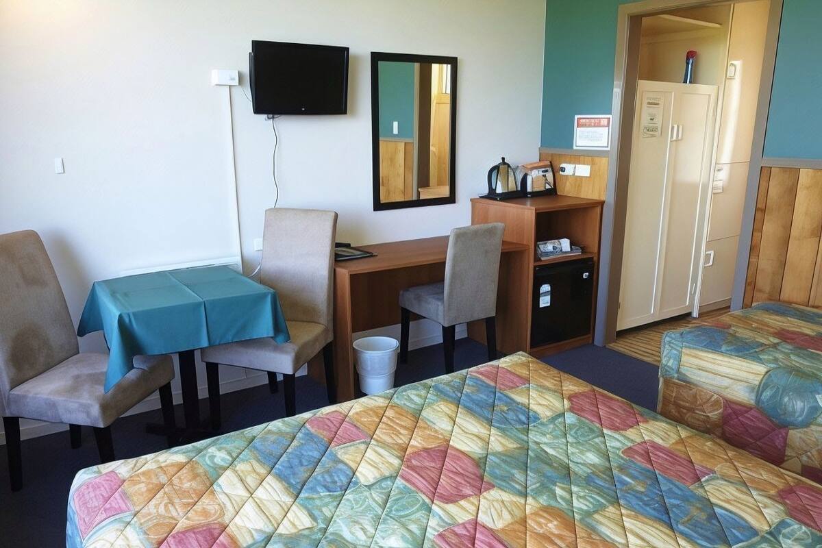 Iron/ironing board, WiFi (free), bed sheets