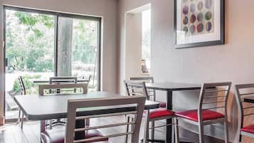 Petit déjeuner buffet compris en semaine