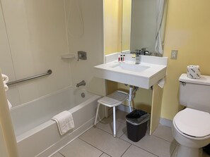 Bañera con ducha, secador de pelo, toallas