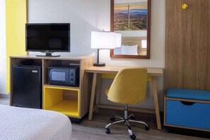Room, 1 Queen Bed, Smoking | Iron/ironing board, free cribs/infant beds, rollaway beds, free WiFi