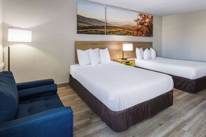 Habitación, 2 camas matrimoniales, para fumadores | Tabla de planchar con plancha, cunas gratuitas y camas extra