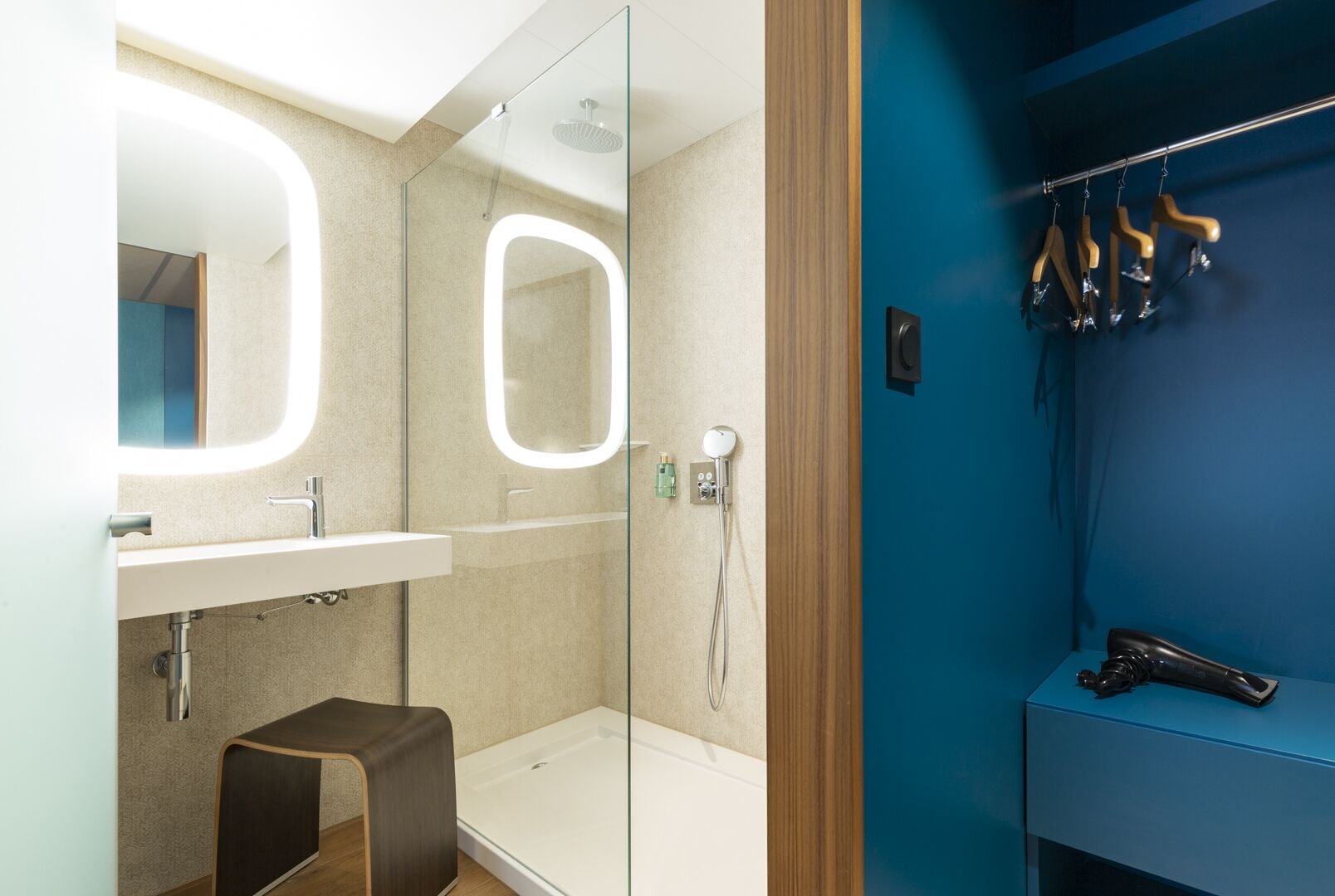 suite océane | bathroom | shower, rainfall showerhead, free toiletries, hair dryer