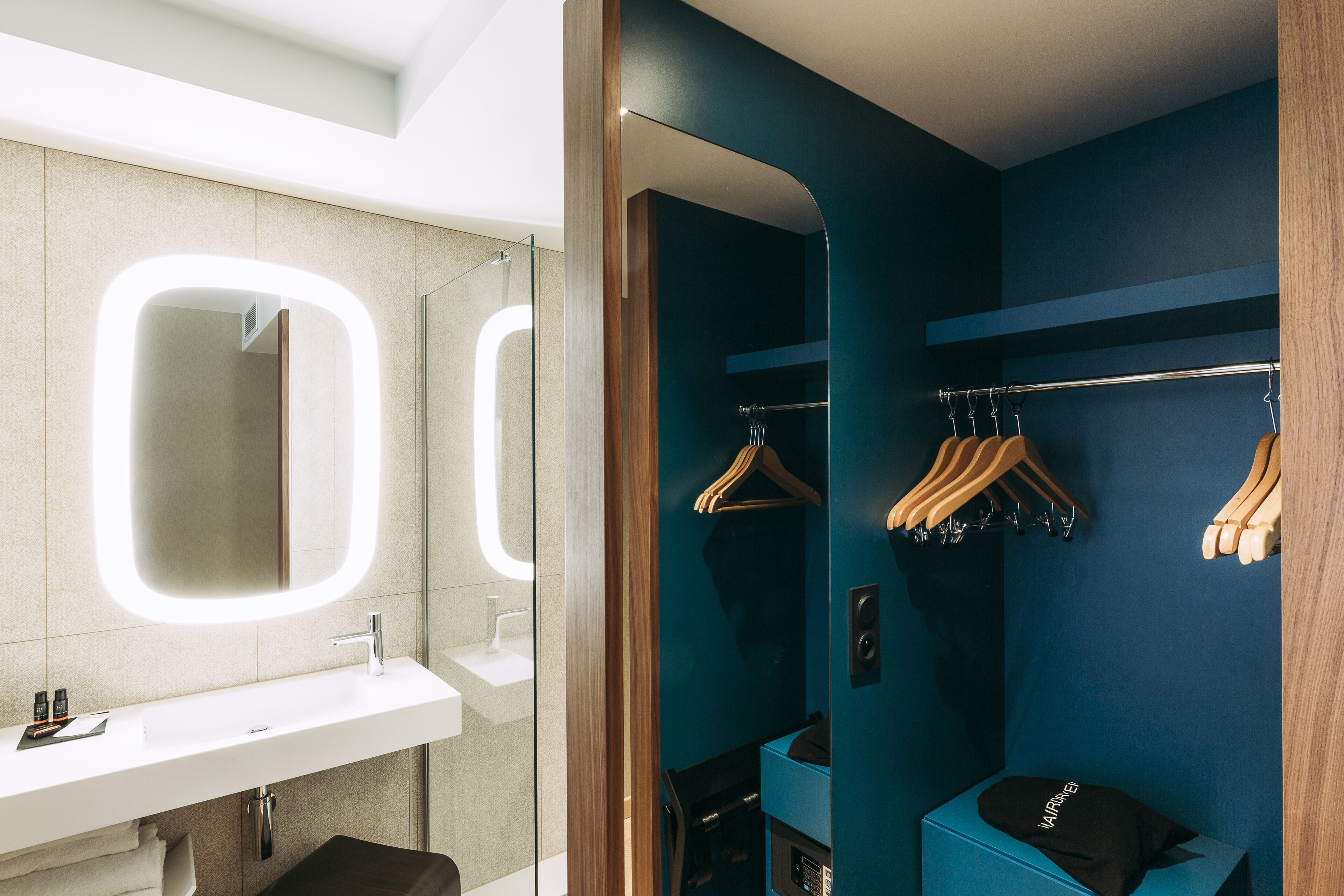 deluxe double room | bathroom | shower, rainfall showerhead, free toiletries, hair dryer