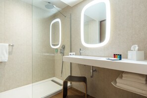 Habitación Signature doble, 1 cama de matrimonio con sofá cama | Ropa de cama de alta calidad, minibar, caja fuerte y escritorio