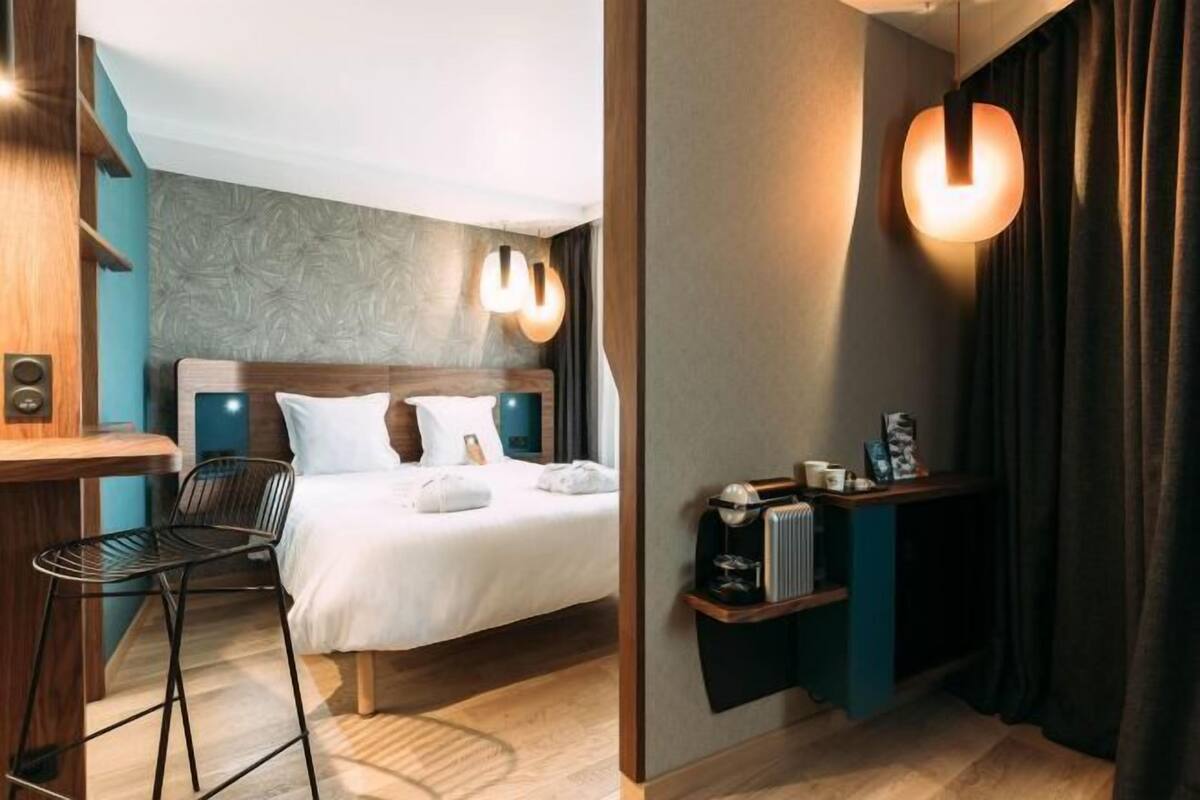Ropa de cama de alta calidad, minibar, caja fuerte y escritorio