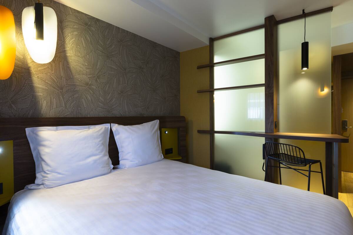 Habitación doble superior | Ropa de cama de alta calidad, minibar, caja fuerte y escritorio