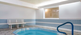 Howard Johnson by Wyndham West Fargo