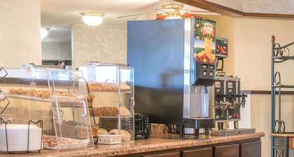 Howard Johnson by Wyndham West Fargo