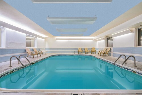 Howard Johnson by Wyndham West Fargo