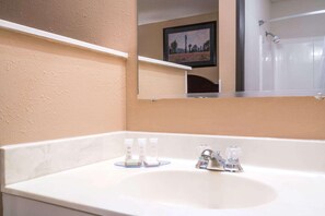 Kombinert dusj/badekar, toalettartikler (inkludert) og hårføner