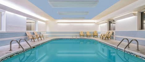 Inomhuspool och utomhuspool