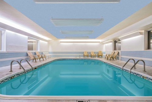Howard Johnson by Wyndham West Fargo