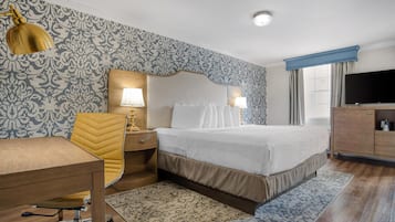 Standard Room, 1 King Bed, Non Smoking | Premium bedding, pillowtop beds, in-room safe, iron/ironing board