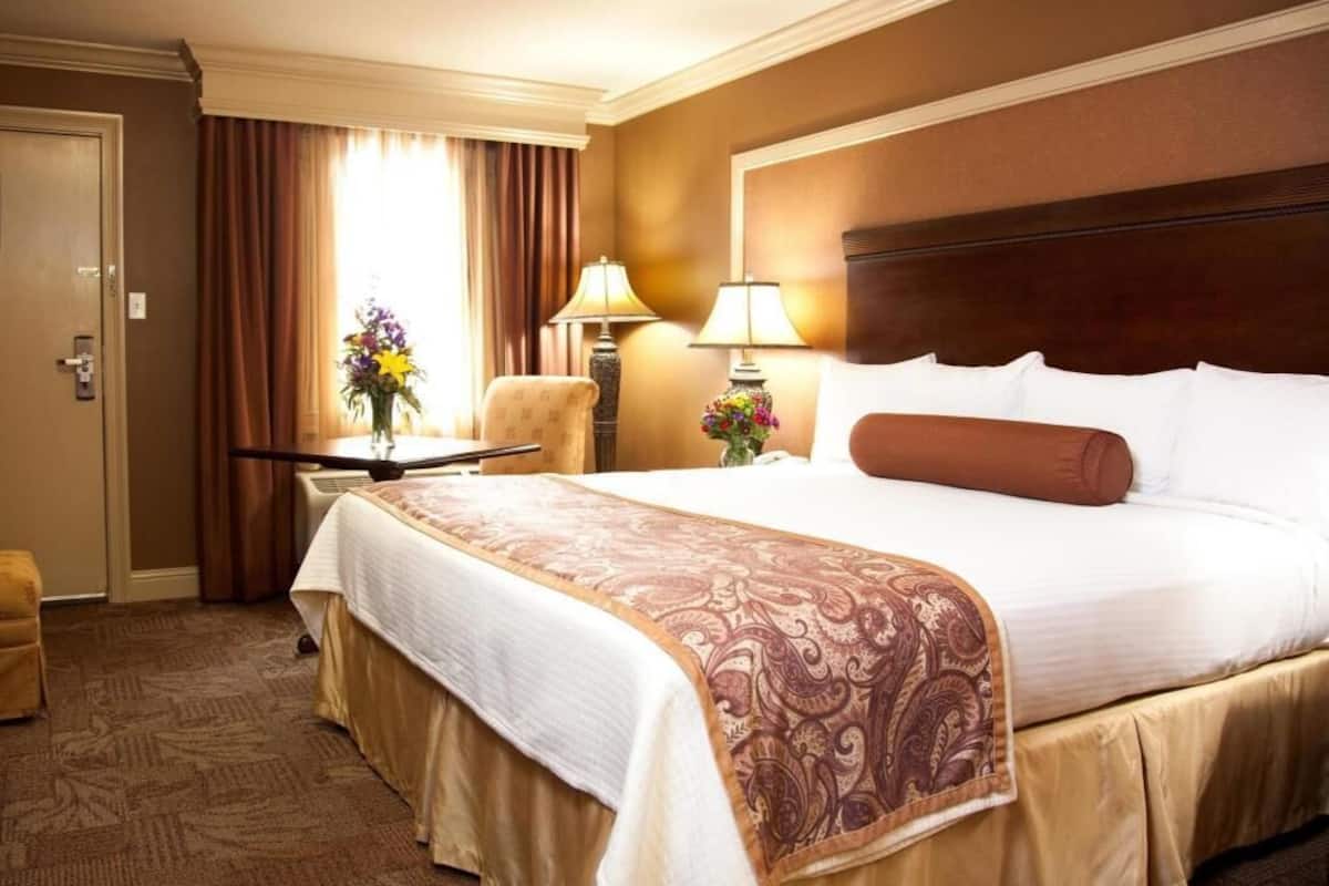 Ropa de cama de alta calidad y camas con pillow-top