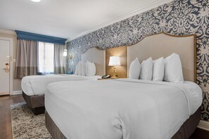 Rom – standard, 2 dobbeltsenger, ikke-røyk | Sengetøy av topp kvalitet, senger med overmadrass og safe på rommet