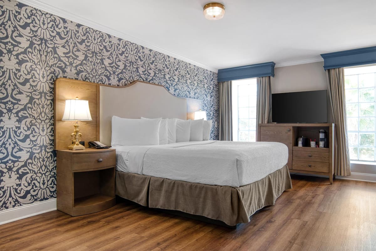 Chambre Standard, 1 trÚs grand lit, accessible aux personnes à mobilité réduite, baignoire | Literie de qualité supérieure, surmatelas