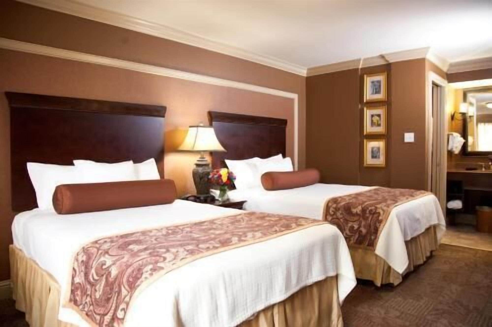Ropa de cama de alta calidad y camas con pillow-top 