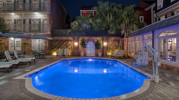 Piscine extérieure, parasols de plage, chaises longues