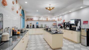 Ilmainen päivittäinen mannermainen aamiainen