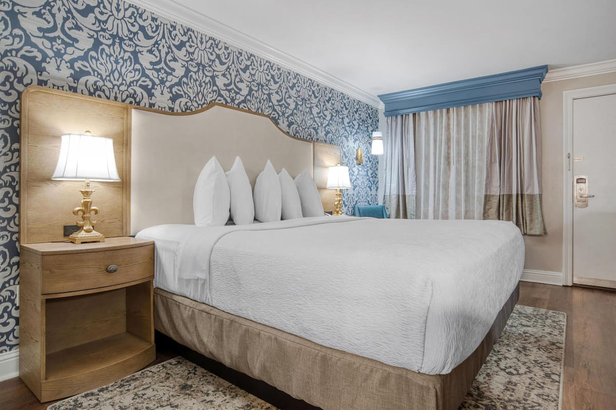 Chambre Standard, 1 trÚs grand lit, non-fumeurs, cÎté cour intérieure | Literie de qualité supérieure, surmatelas