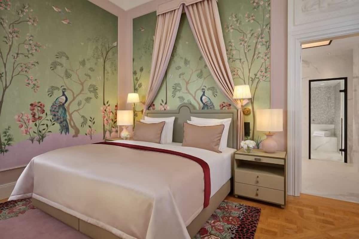 Premium bedding, down comforters, minibar, in-room safe