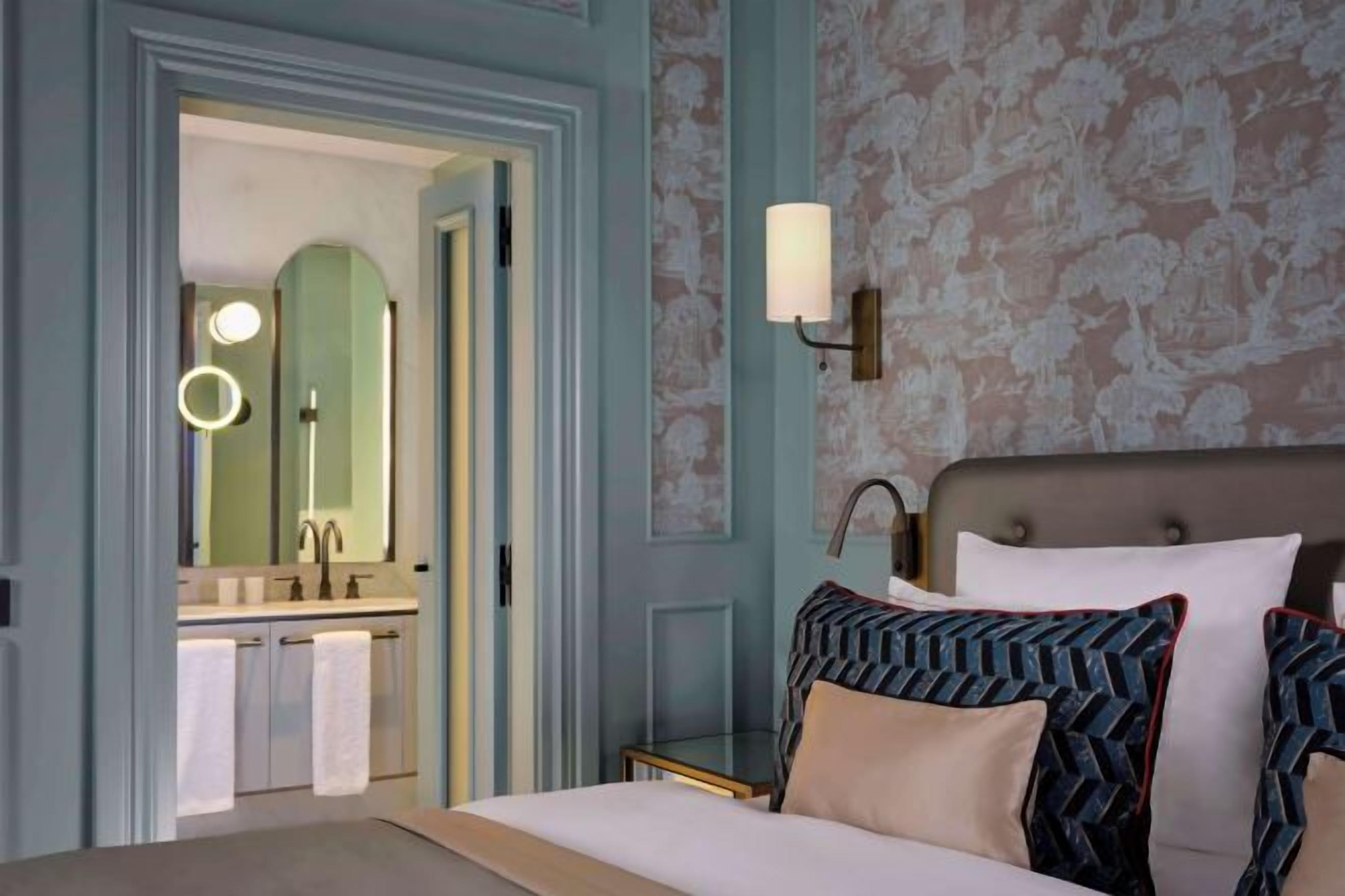 Premium bedding, down comforters, minibar, in-room safe