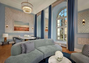 Signature suite | Woonruimte | Een 55-inch ledtelevisie met digitale zenders en streamingdiensten