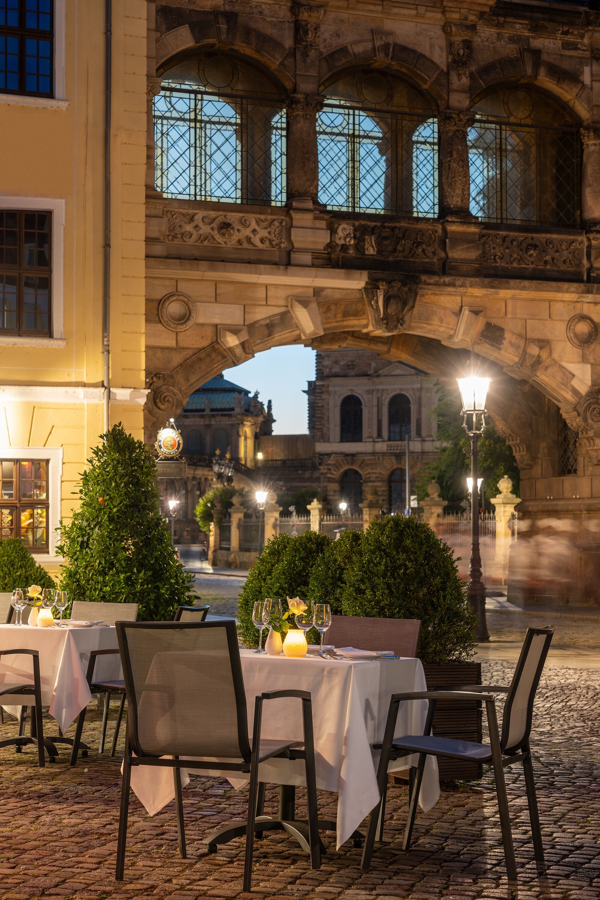 2 restaurants, lunch served