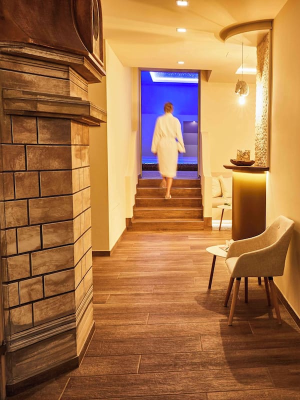 Couples treatment rooms, sauna, steam room, body treatments