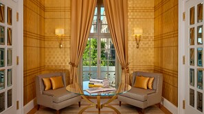 Executive Suite, 1 King Bed, City View