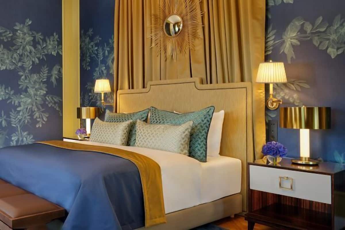 Premium bedding, down comforters, minibar, in-room safe