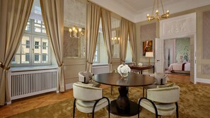 Suite, 1 King Bed, Courtyard View | Living area