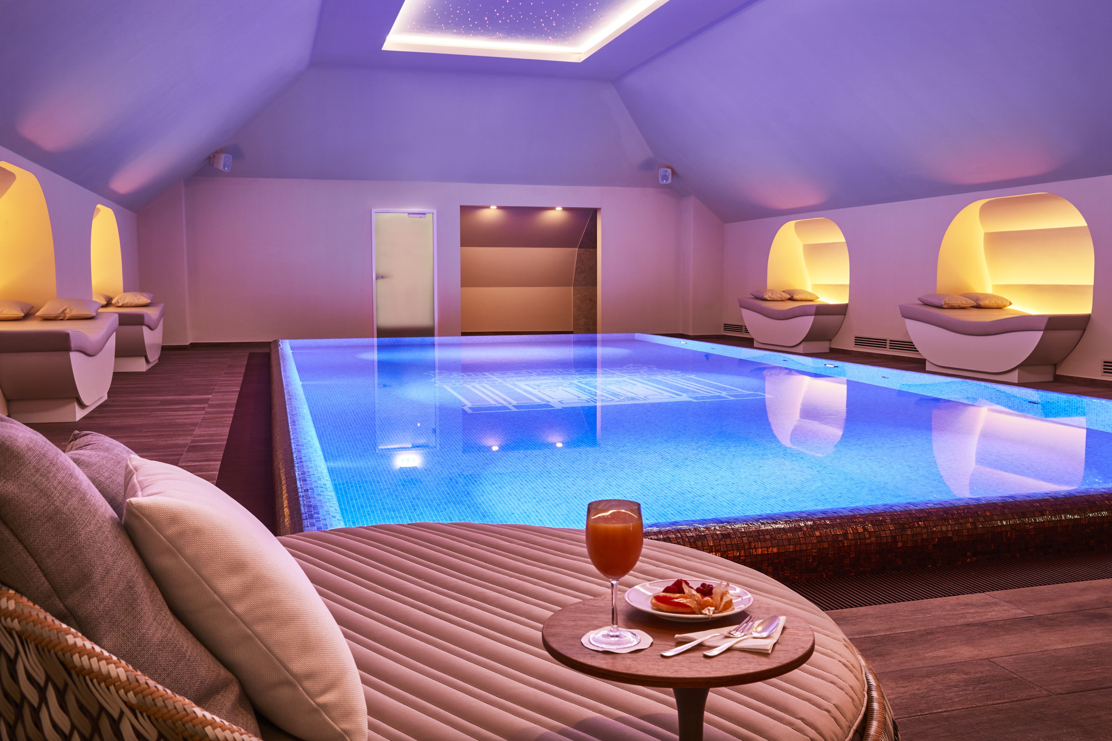 Hồ bơi trong nhà, mở cửa từ 7:00 đến 20:00, ghế dài tắm nắng 