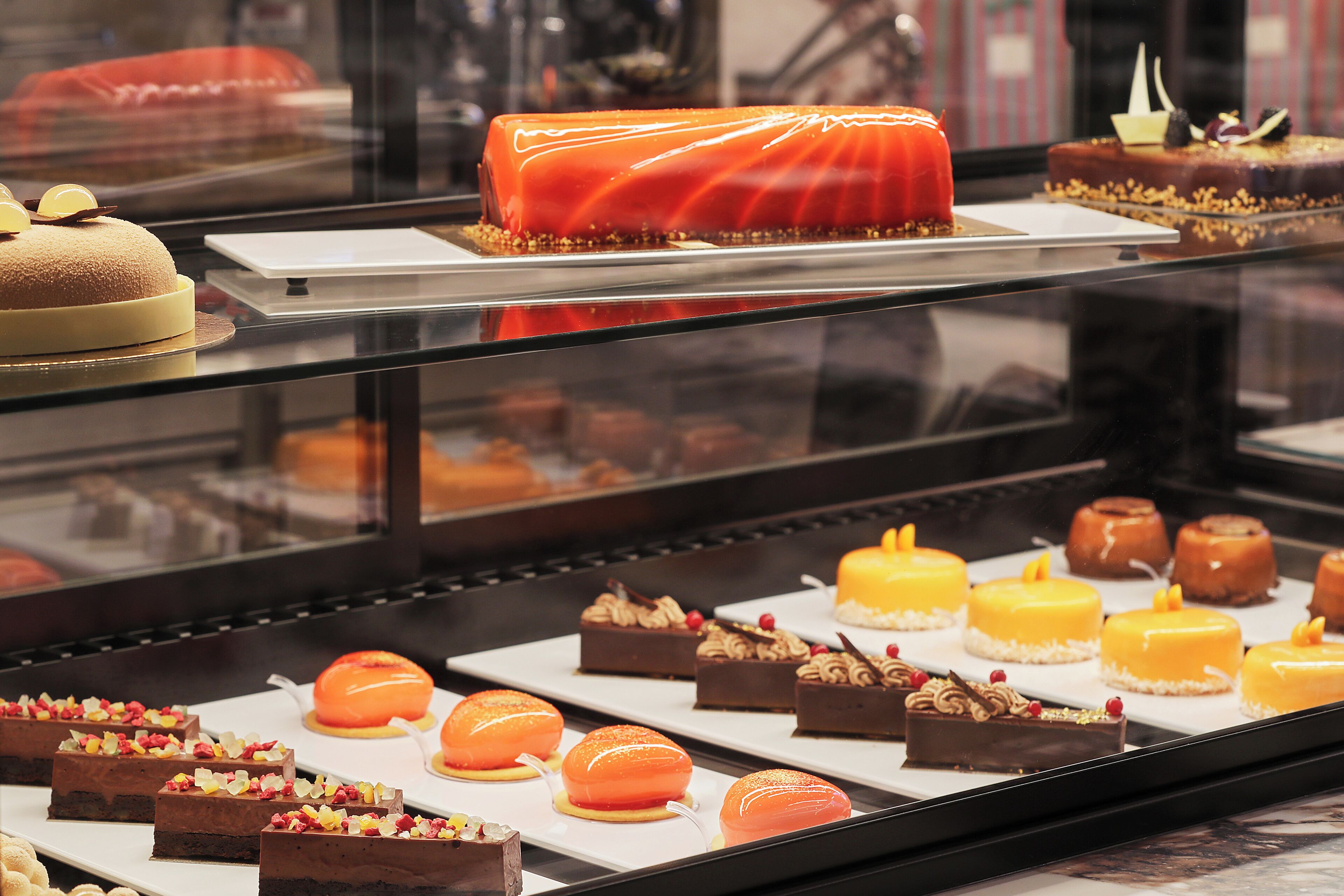 Eine Vitrine mit verschiedenen Desserts.