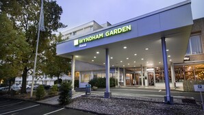 Entrada de hotel con toldo que dice "Wyndham Garden Kessel".