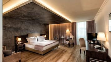 Deluxe Room | Hypo-allergenic bedding, desk, blackout drapes, soundproofing