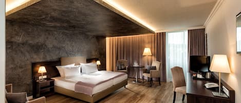 Deluxe Room | Hypo-allergenic bedding, desk, blackout drapes, soundproofing