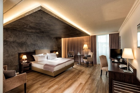 Deluxe Room | Hypo-allergenic bedding, desk, blackout drapes, soundproofing. Wyndham Garden Kassel