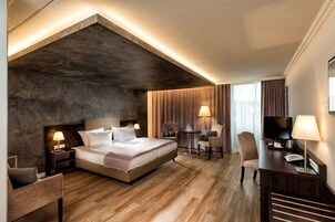 Deluxe-Zimmer | Allergikerbettwaren, Schreibtisch, Verdunkelungsvorhänge