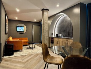 Suite exécutive (Breakfast for up to 2 adults) | Aire de séjour | Téléviseur connecté