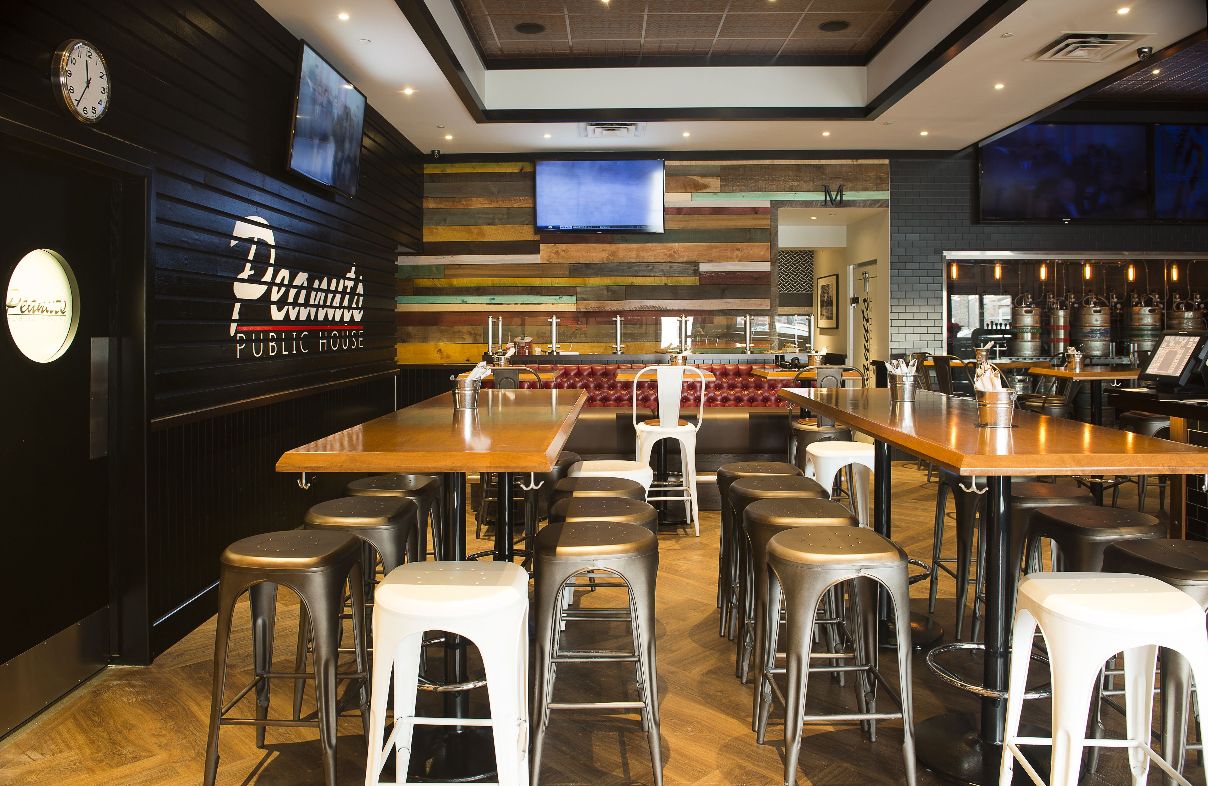 2 bars/lounges, pub, lobby lounge