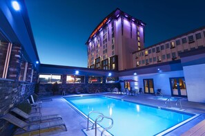 Piscine extérieure, piscine chauffée, 8 h 30 à  23 h, parasols