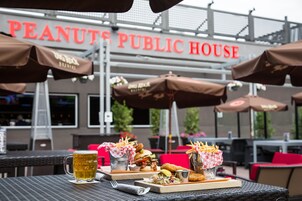 2 bars/lounges, pub, lobby lounge