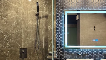 Suite ejecutiva (Breakfast for up to 2 adults) | Baño | Ducha y cabezal de ducha tipo lluvia