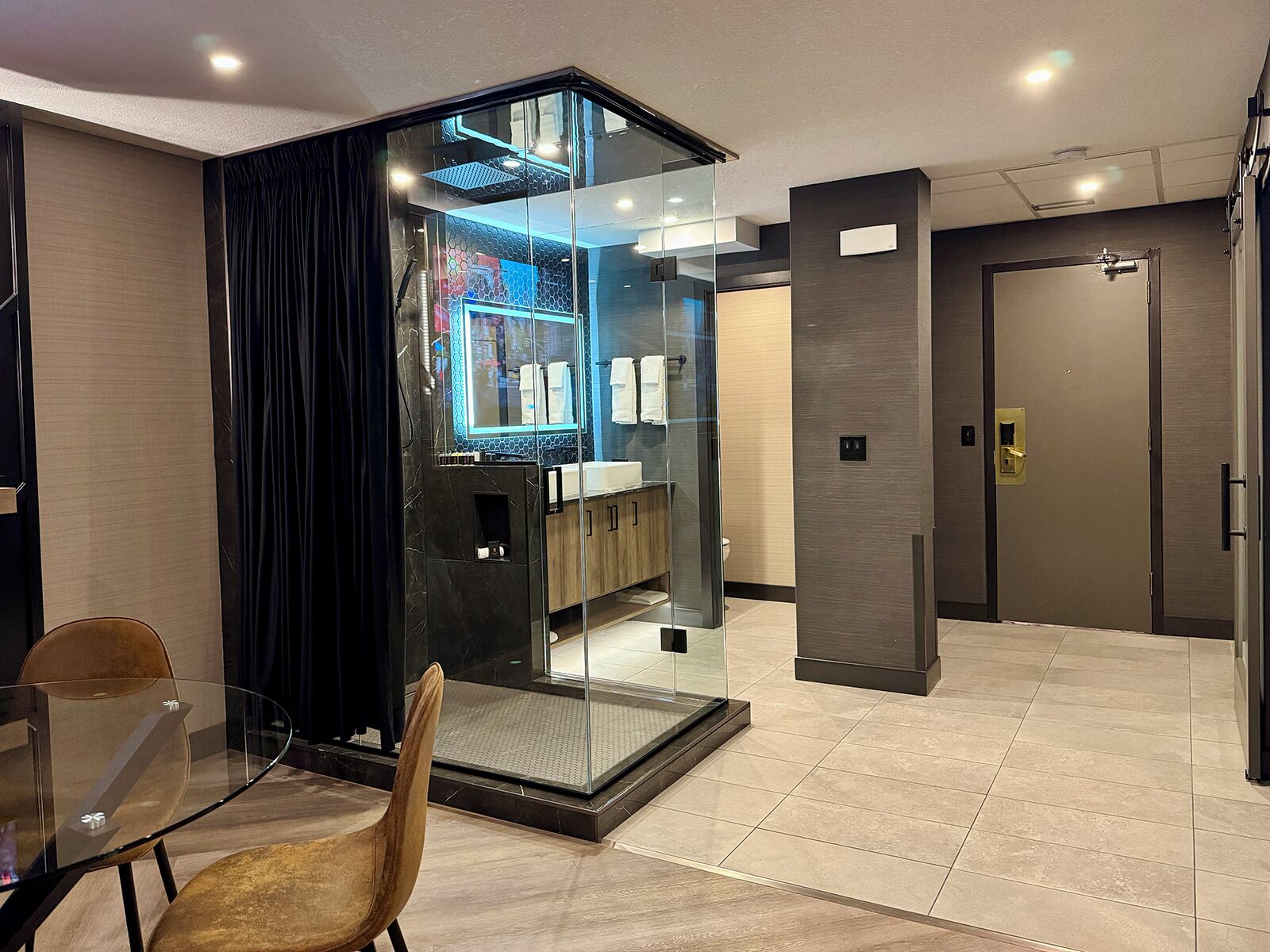 executive suite (breakfast for up to 2 adults) | bathroom | shower, rainfall showerhead, eco-friendly toiletries, hair dryer