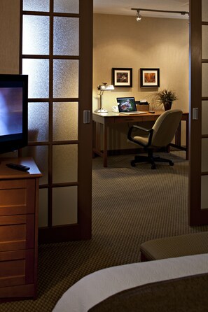 Suíte executiva (Breakfast for up to 2 adults) | Business Center no quarto